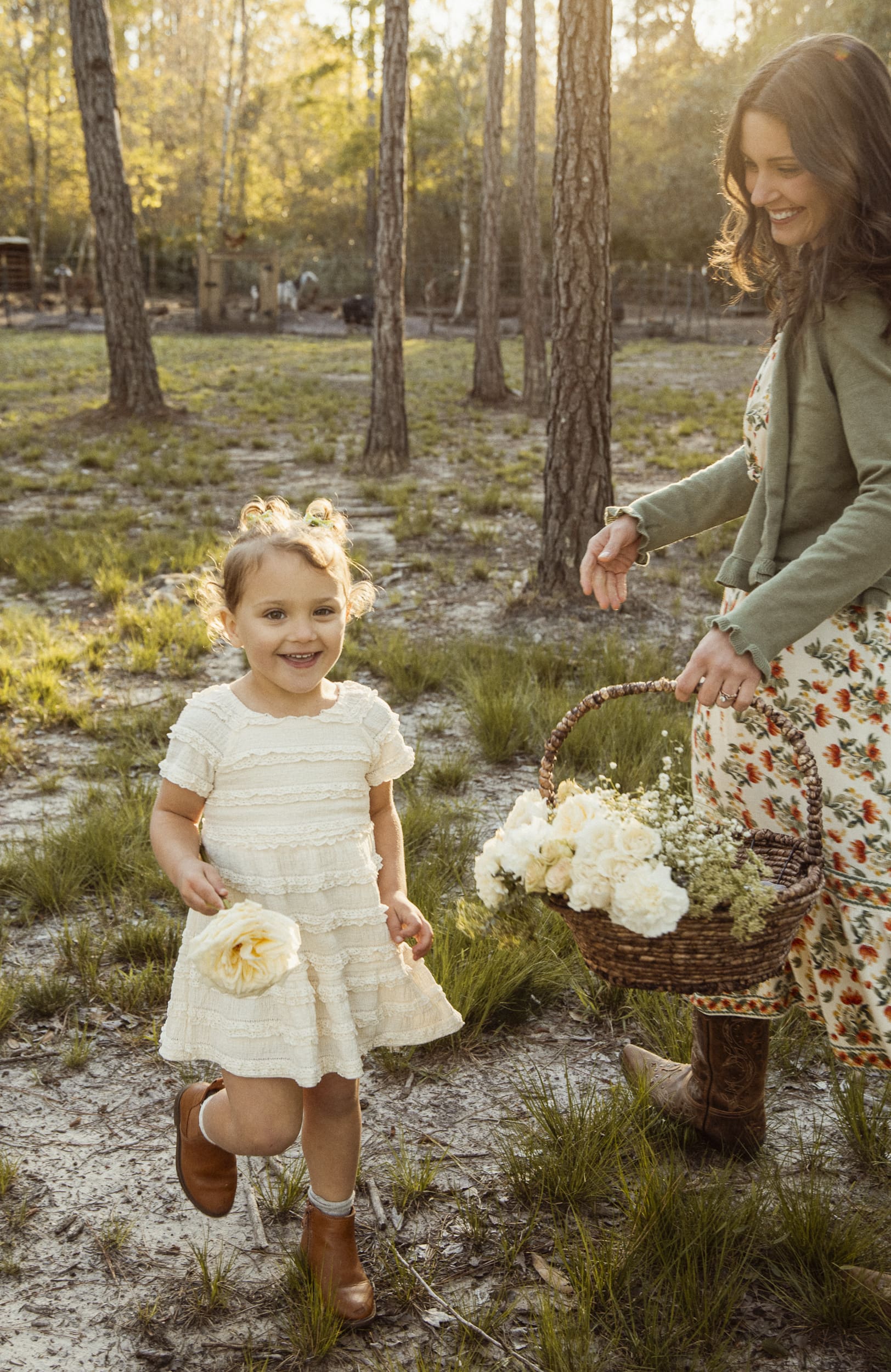 lifestyle family photography session outdoors with natural movement