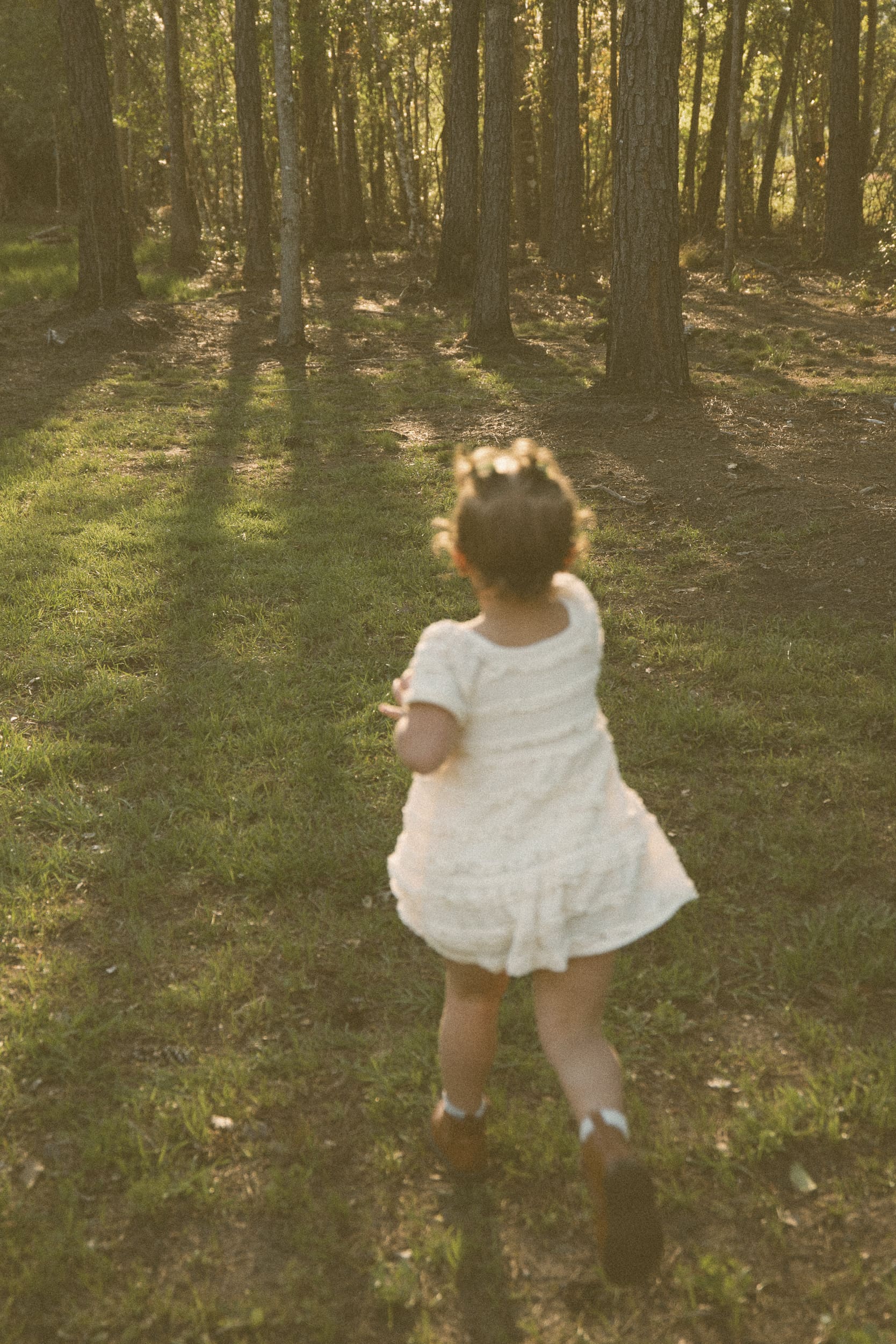 candid family photos of young children running and playing in their backyard